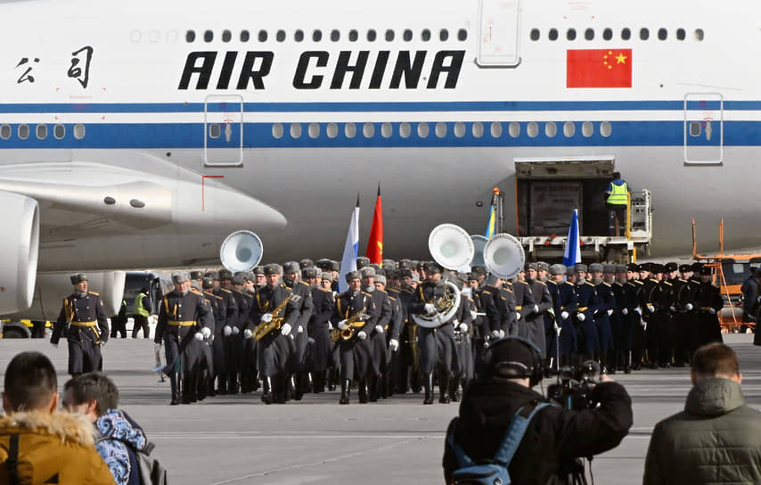 У трапа самолета китайского лидера встретил Военный образцовый оркестр Почетного караула, который исполнил гимны КНР и России