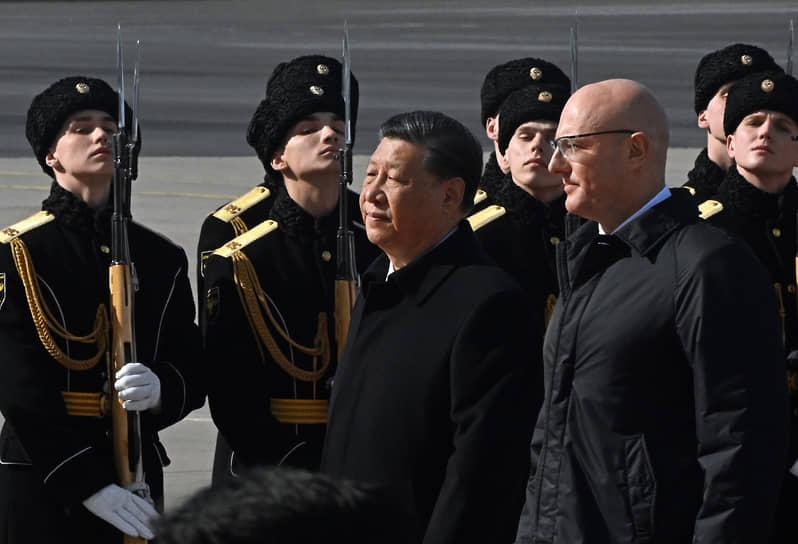 В аэропорту главу КНР встречал вице-премьер России Дмитрий Чернышенко 