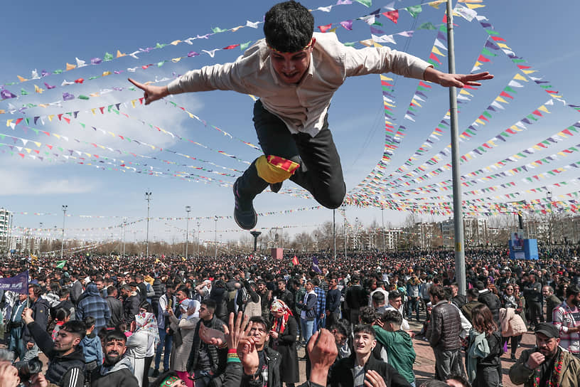 Мужчину подбрасывают в воздух на праздничном митинге в Диярбакыре, неофициальной столице турецкого Курдистана