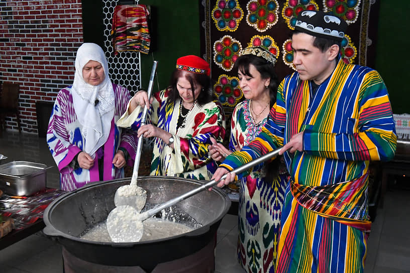 Приготовление сумаляка к празднованию Навруза в Москве