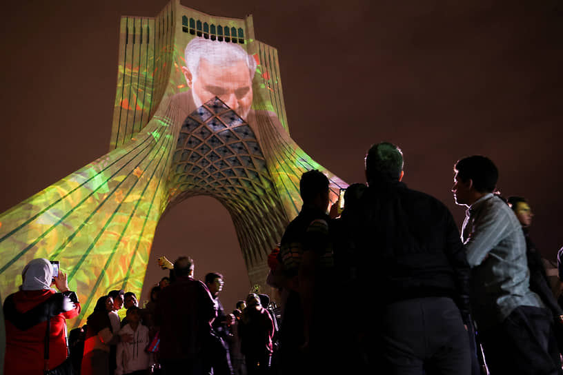 Портрет покойного иранского генерала Касема Сулеймани проецируется на башню Азади во время светового шоу в Тегеране