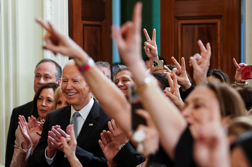 Президент США Джо Байден с гостями смотрит выступление артистов на приеме в честь Навруза в Белом доме