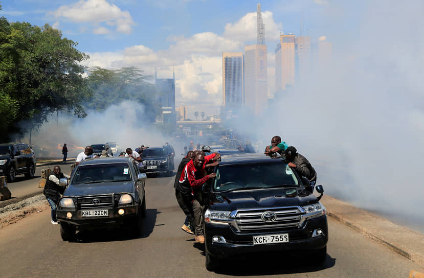 Найроби. Разгон сторонников лидера кенийской оппозиции, бывшего премьер-министа страны Раилы Одинги на общенациональной акции протеста
