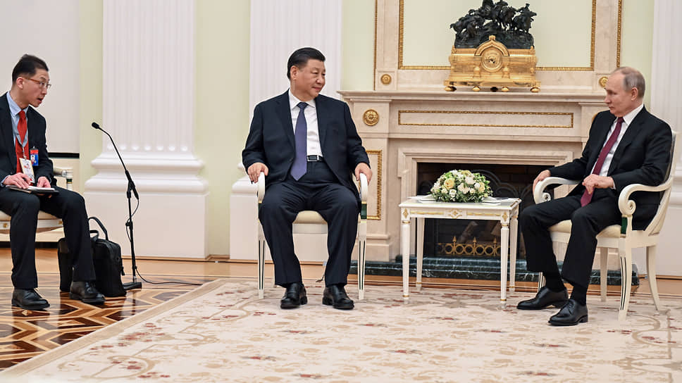 Президент России Владимир Путин (справа) и председатель КНР Си Цзиньпин (в центре) 
