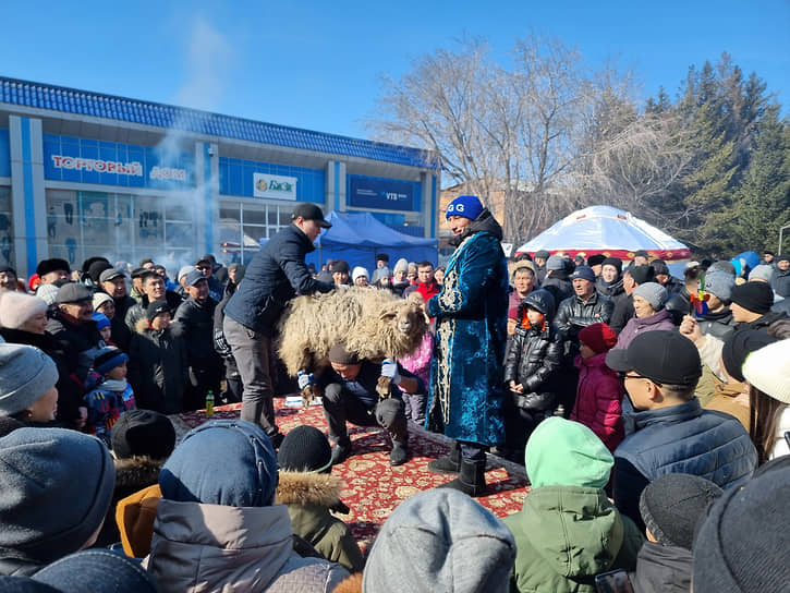 Во время Навруза часто проводят соревнования на выносливость. В Саумалколе (Казахстан) участники приседали с живым бараном на плечах