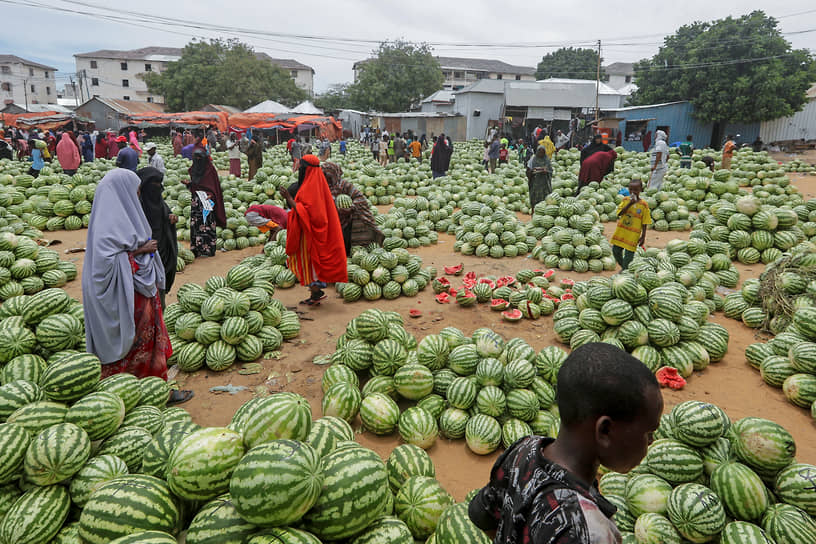 Могадишо. Сомалийцы покупают арбузы на городском рынке 