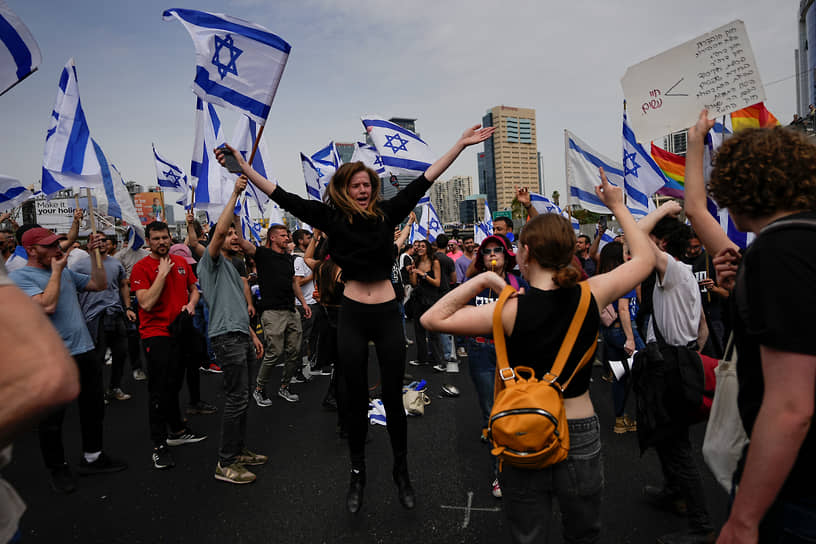 25 марта организаторы протестов против судебной реформы в Израиле анонсировали «неделю паралича». Акцию планировалось проводить во всех местах, куда будут прибывать члены правительства и депутаты, чтобы «дать им понять, что диктатура не пройдет»