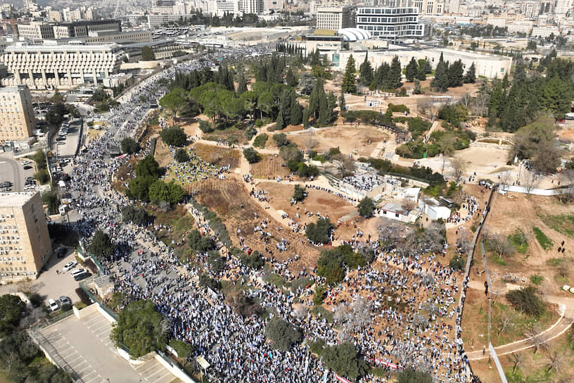 20 февраля в Иерусалиме около 100 тыс. манифестантов окружили здание Кнессета (парламента), пытаясь помешать депутатам попасть внутрь для рассмотрения в первом чтении законопроекта о назначении судей