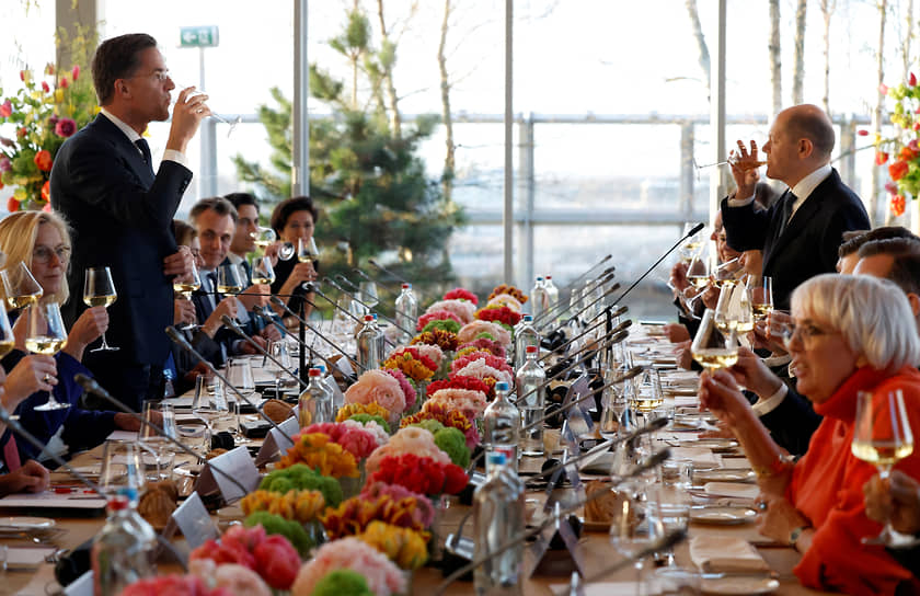 Роттердам, Нидерланды. Премьер-министр Нидерландов Марк Рютте (слева) и канцлер Германии Олаф Шольц поднимают тост на рабочем ужине