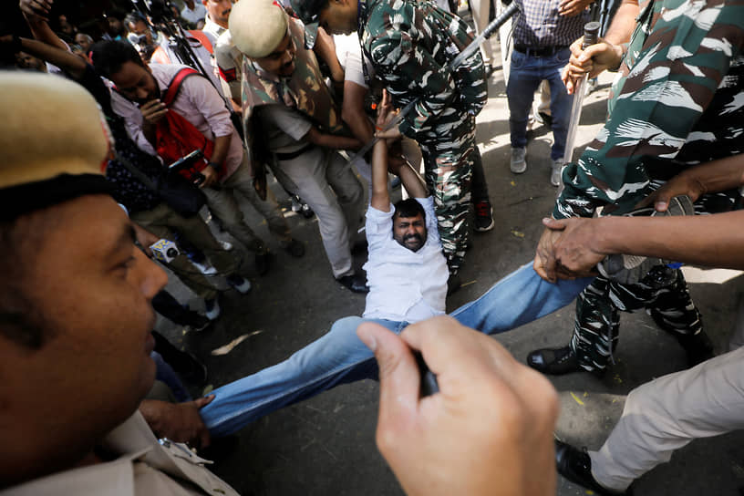 Нью-Дели. Полицейские задерживают сторонника оппозиционной партии «Индийский национальный конгресс»