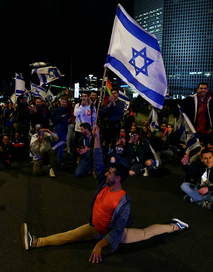 Житель Тель-Авива с флагом Израиля