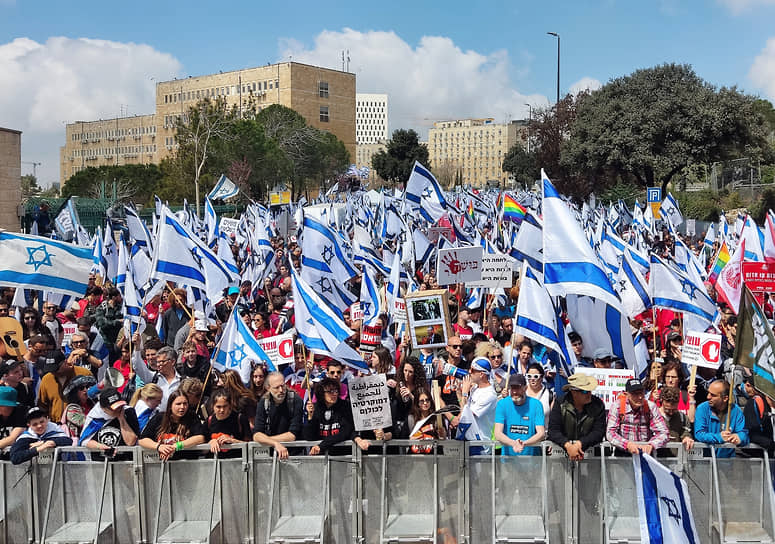 27 марта израильские профсоюзы сообщили о проведении всеобщей забастовки, к которой присоединились сотрудники аэропортов и работники системы здравоохранения. До этого посольствам Израиля по всему миру было дано указание поддержать акцию