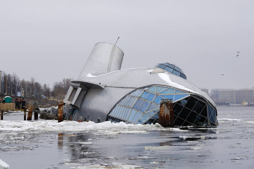 Санкт-Петербург. Частично затонувший плавучий ресторан «Серебряный кит» на реке Неве