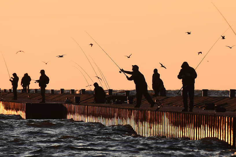 Сент-Джозеф, США. Жители ловят рыбу из озера Мичиган