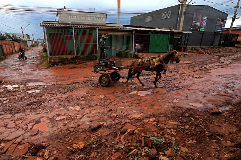 Бразилиа, Бразилия. Повозка на улице самой густонаселенной фавелы Соль-Насенте