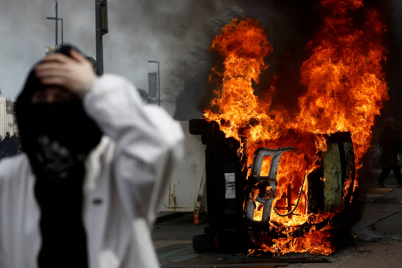 Нант, Франция. Горящий автомобиль после столкновений протестующих с полицией на демонстрации в рамках десятой общенациональной забастовки