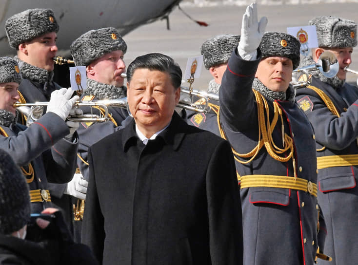Председатель КНР Си Цзиньпин (в центре) 