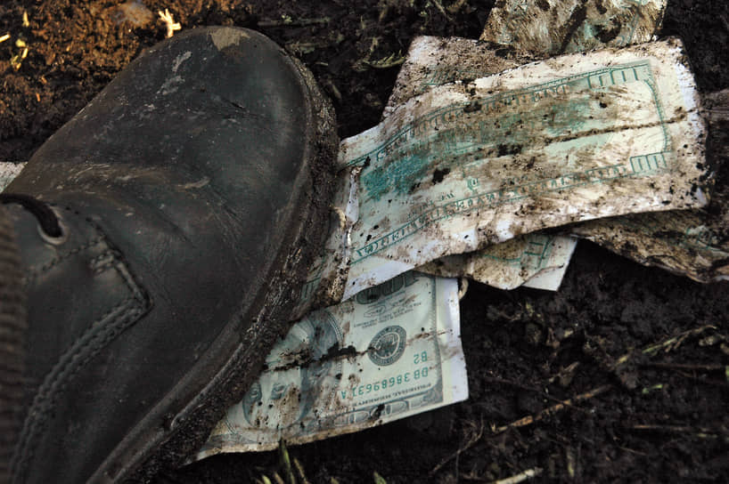 Куда только не ступала нога человека&lt;br>
Москва. Американские банкноты лежат в грязи, 2006 год