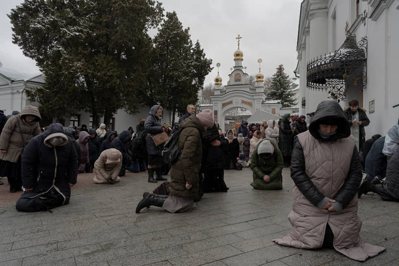 Киев. Люди молятся у Киево-Печерской лавры