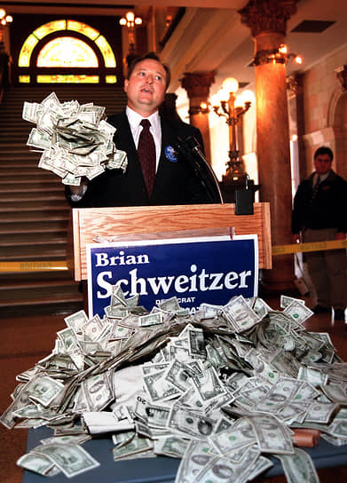 Время избавиться от всего лишнего&lt;br>
Вашингтон, США. Кандидат в Сенат США Брайан Швейцер выбрасывает $47 тыс. в знак отказа от поддержки табачной промышленности, 1999 год
