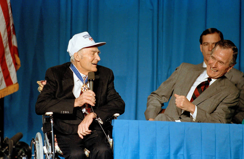 Президент Джордж Буш (справа) и Сэм Уолтон в штаб-квартире Wal-Mart в Бентонвилле. 1992 год
