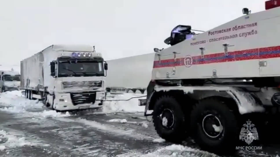Спасатели буксируют фуру, застрявшую на трассе в Ростовской области