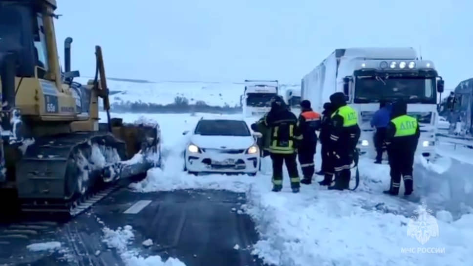 Затор на трассах в Ростовской области из-за аномального снегопада
