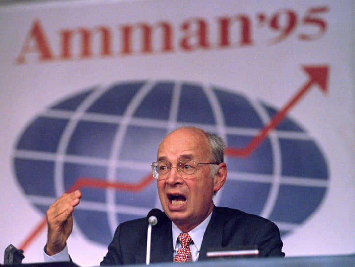 Клаус Шваб во время выступления на пресс-конференции в Аммане, 1995 год