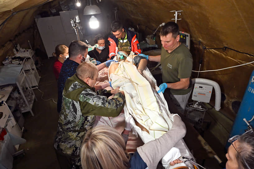 ДНР. Работники медотряда особого назначения Южного военного округа оказывают помощь раненому в полевом госпитале