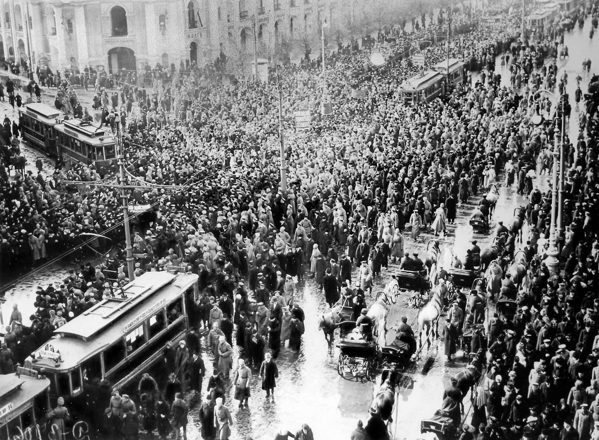 «"Заем свободы" есть заем войны, а всякий, кто не хочет войны, должен противодействовать подписке на заем» (на фото — антивоенная демонстрация в Петрограде, 1917 год)