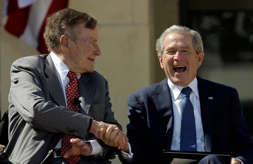 Бывшие президенты США Джордж Буш-старший (слева) и Джордж Буш-младший на открытии президентского центра в Далласе (апрель 2013 года)