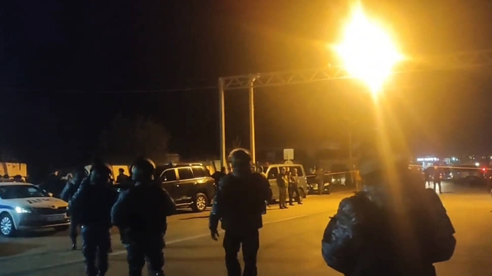 Полицейские у стационарного поста ДПС «Волга-14» в Ингушетии 