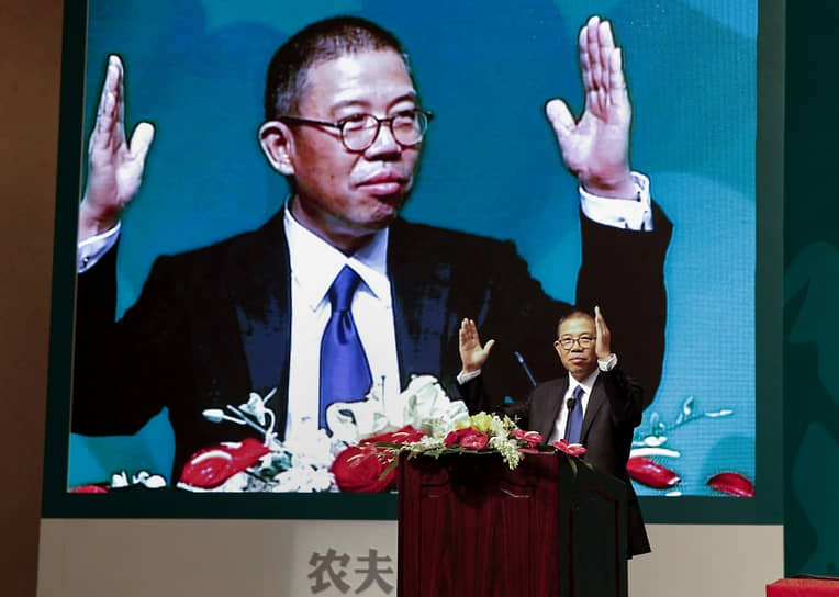 Чжун Шаньшань во время пресс-конференции в Пекине