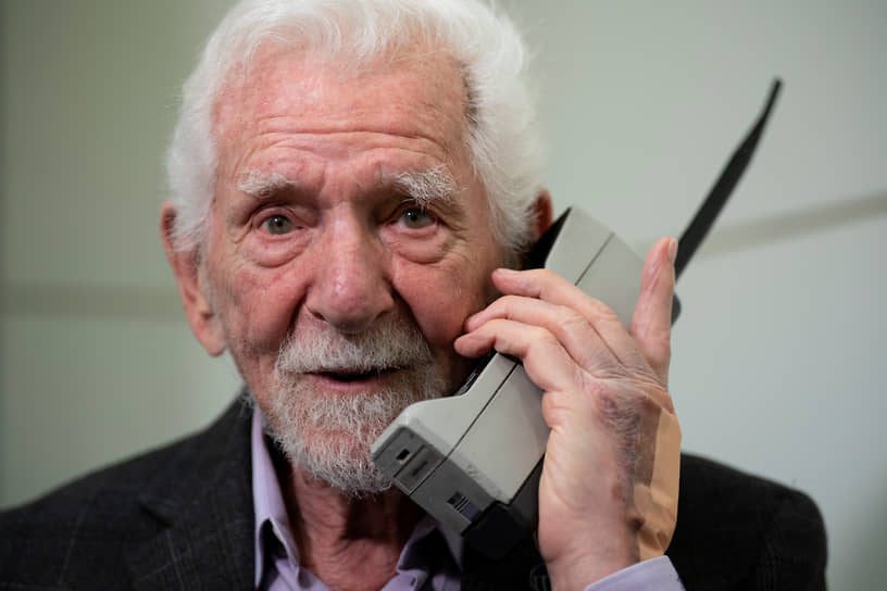 Изобретатель Марти Купер и первый мобильный телефон Motorola DynaTAC 8000x