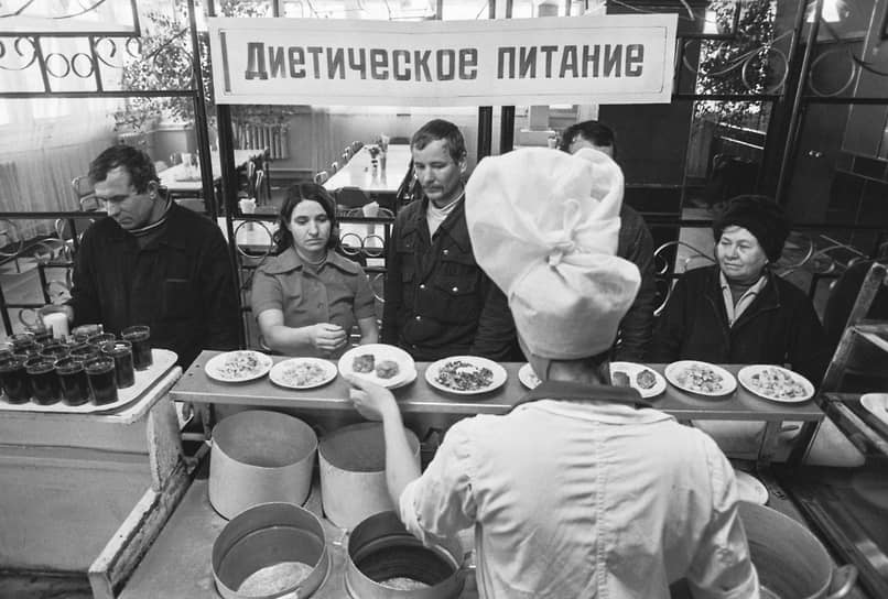 Рабочие выбирают еду в заводской столовой, 1982 год