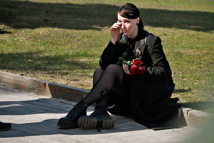 Скорбящая девушка на Троекуровском кладбище