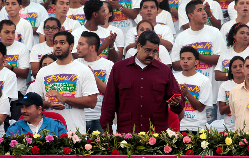 Николас Мадуро освоил многие приемы, которые для завоевания народной любви использовал в время Уго Чавес