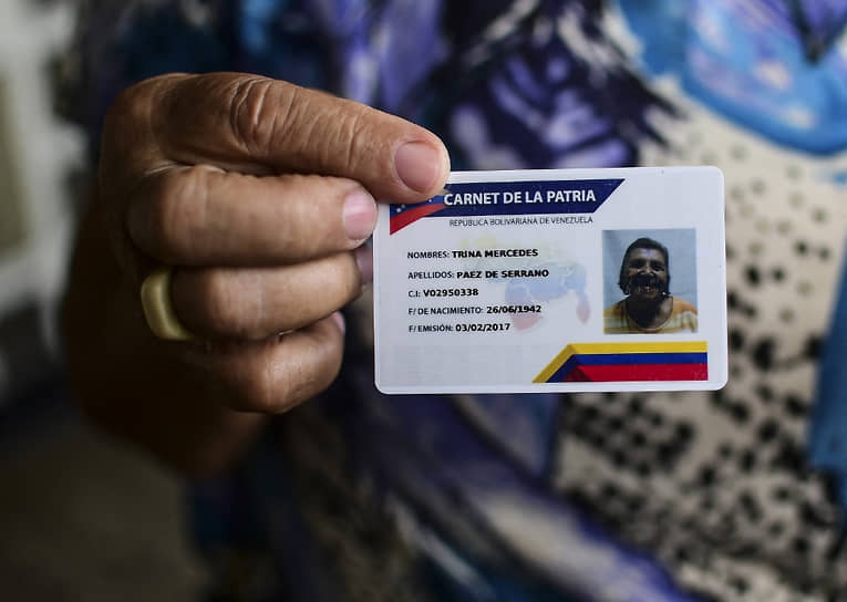 К «документу отечества» многие венесуэльцы поначалу отнеслись с опаской, но потом все-таки стали обзаводиться этими карточками: иначе получить доступ ко многим благам было невозможно