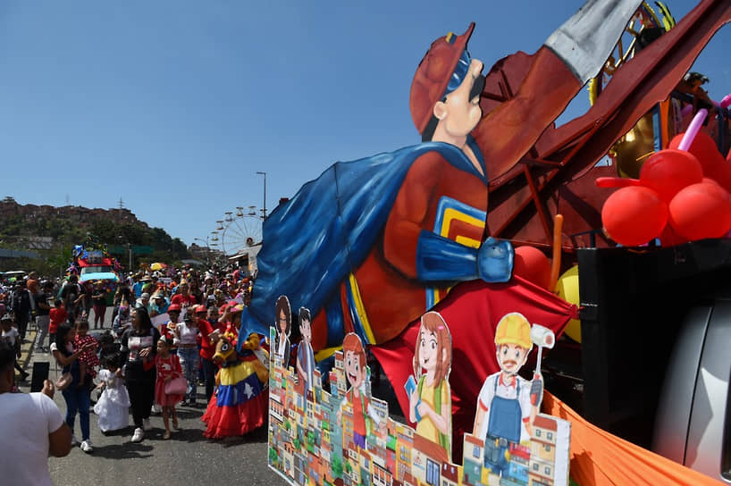 Венесуэльским детям государственная пропаганда предложила отечественного героя Super bigote (Суперусы), до боли напоминающего президента Мадуро