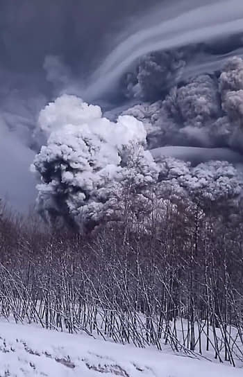 Директор Института вулканологии и сейсмологии Дальневосточного отделения РАН, Алексей Озеров сообщил, что высота пеплового облака составила 15–20 км