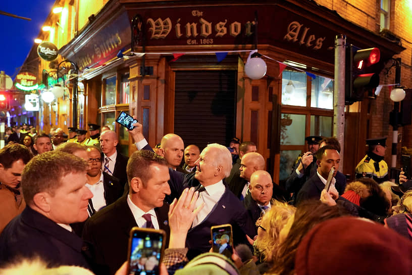 Дандолк, Ирландия. Президент США Джо Байден делает селфи возле паба во время визита на родину своих предков
