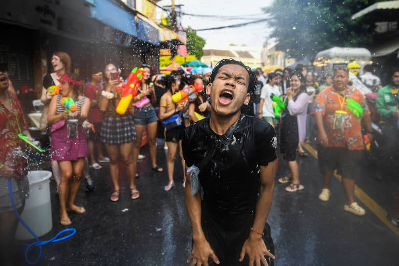 Бангкок, Таиланд. Местные жители и туристы обливаются водой, празднуя Сонгкран — тайский Новый год 