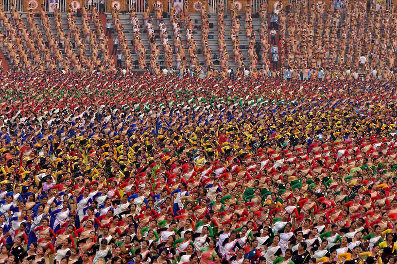 Гувахати, Индия. Исполнители народного танца биху пытаются установить рекорд Гиннесса 