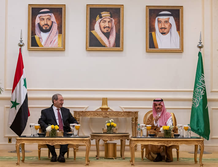 Главы МИД Саудовской Аравии и Сирии принц Фейсал бин Фархан бин Абдулла (справа) и Фейсал Мекдад 