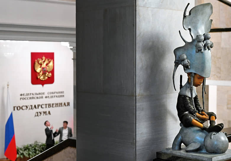Москва. Скульптура в холле здания Госдумы