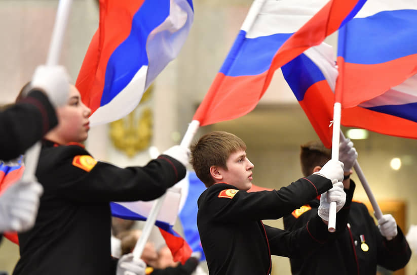 Участники бала с флагами России