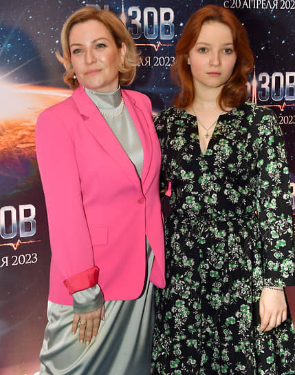 Министр культуры России Ольга Любимова (слева) с дочерью Варварой на премьере фильма «Вызов»