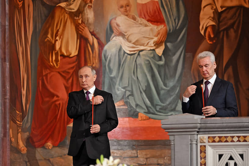 Президент России Владимир Путин (слева) и мэр Москвы Сергей Собянин на пасхальном богослужении в храме Христа Спасителя