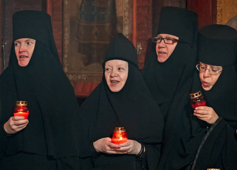Монахини во время богослужения 