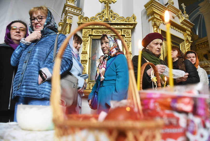 Верующие в Князь-Владимирском соборе в Санкт-Петербурге
